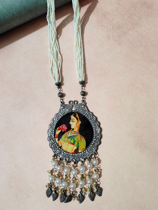 The Elegant Roshanara Necklace