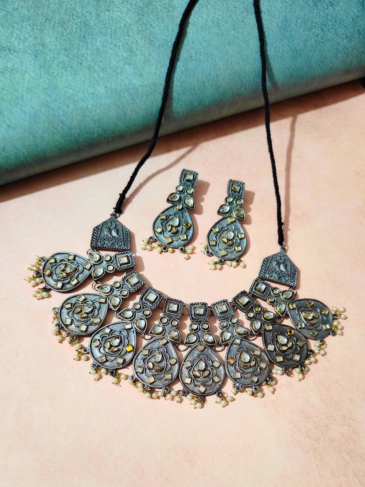 The Margaric Necklace Set with White Stone