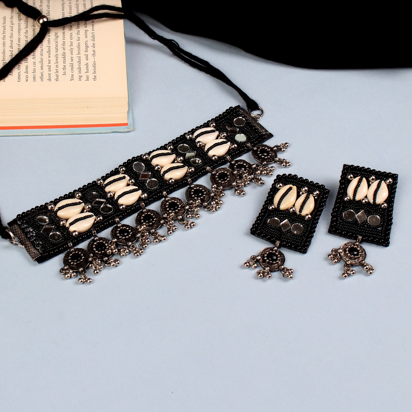 The Knobby Cowrie Choker Set in Black