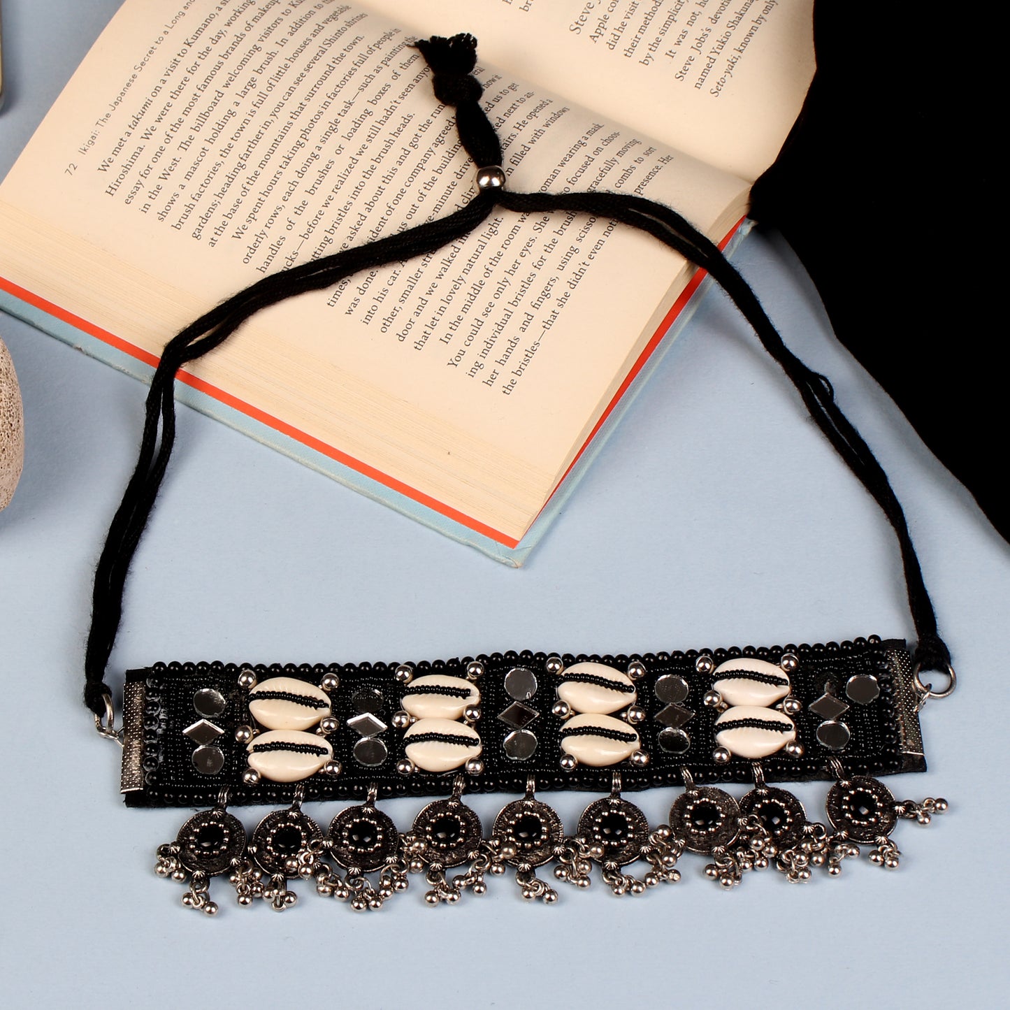 The Knobby Cowrie Choker Set in Black