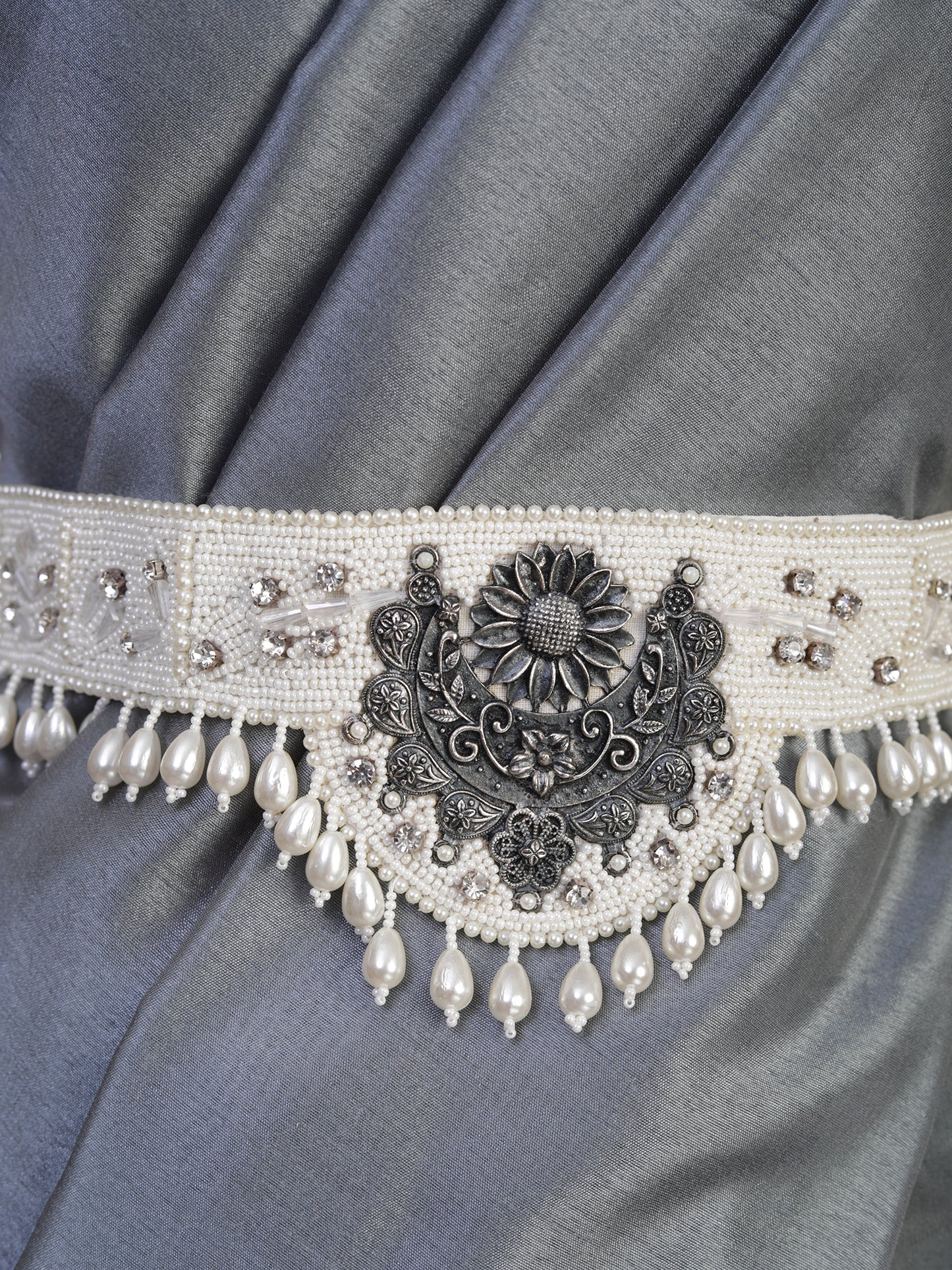 The Fleuri White Kamrbandh