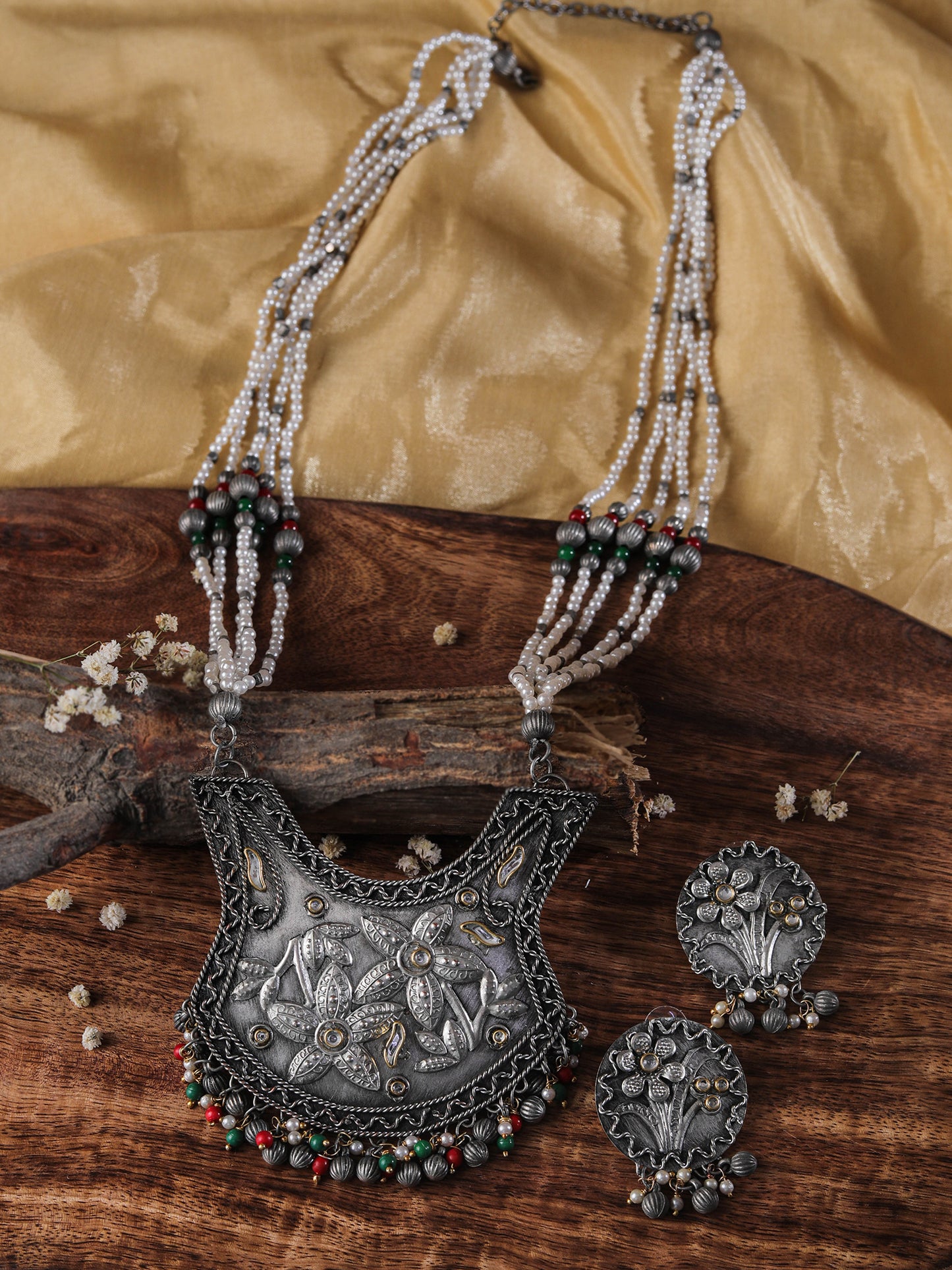 The Dazzled Flower Necklace Set in White Kundan Stone