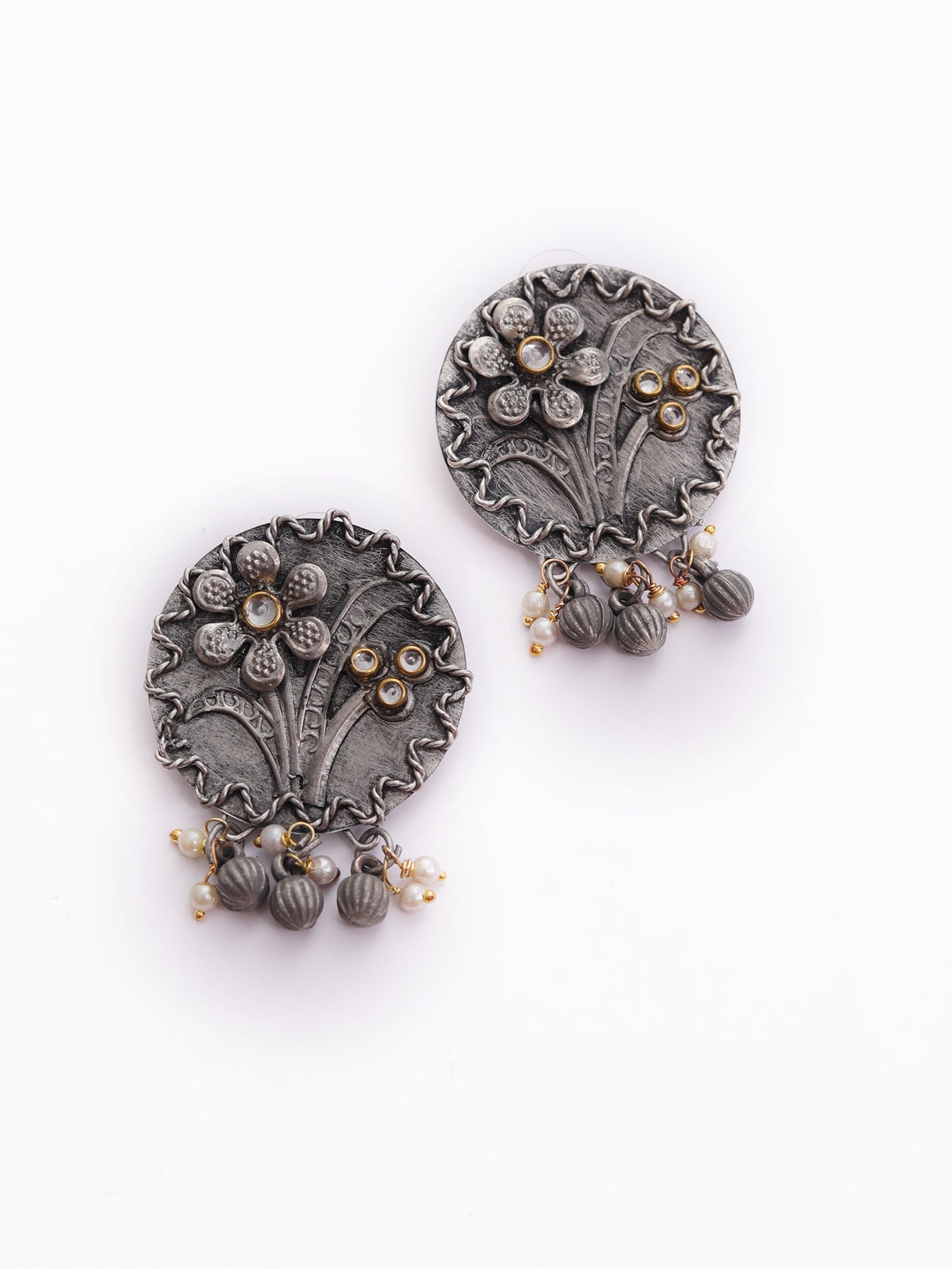 The Dazzled Flower Necklace Set in White Kundan Stone