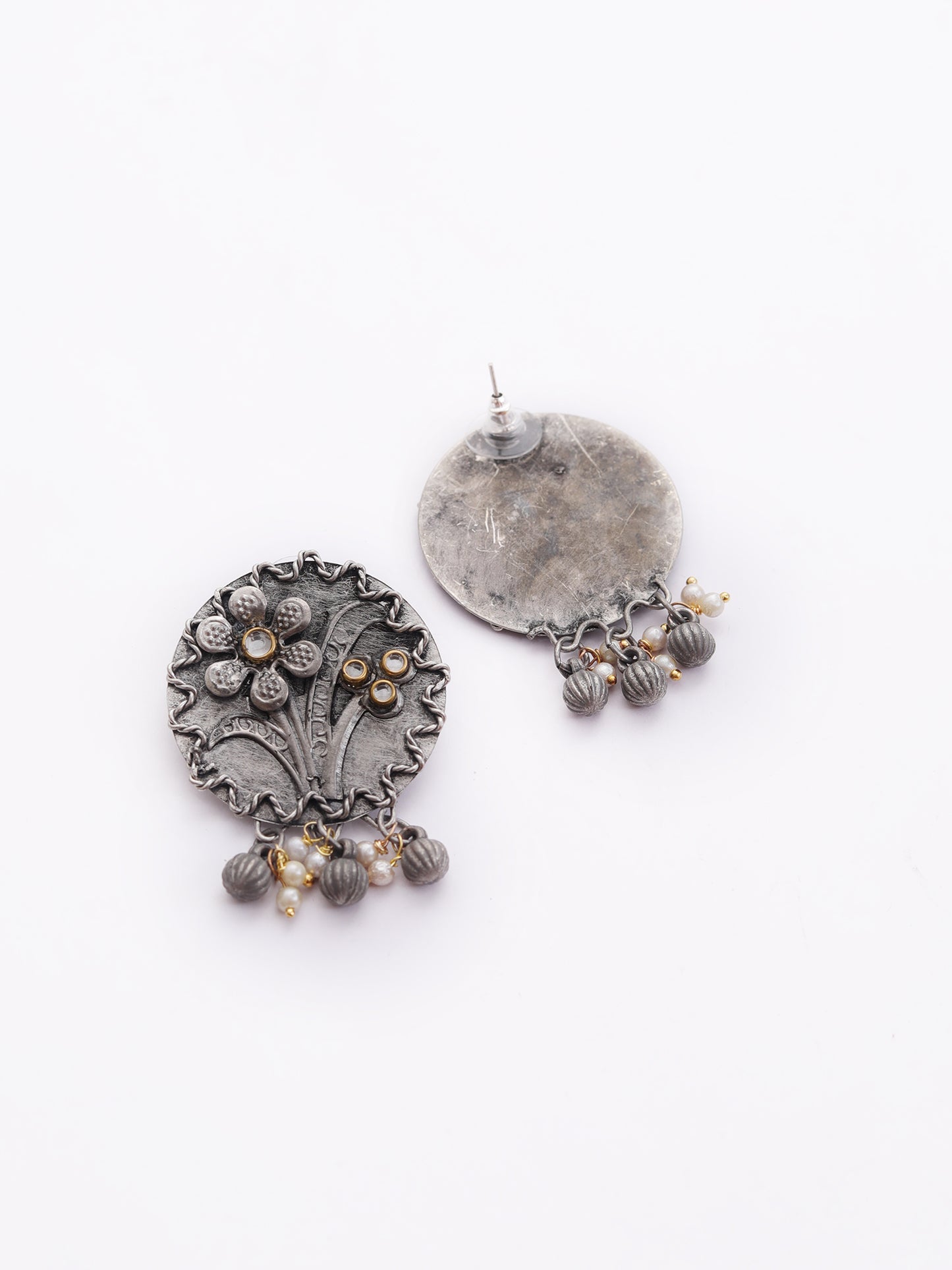 The Dazzled Flower Necklace Set in White Kundan Stone