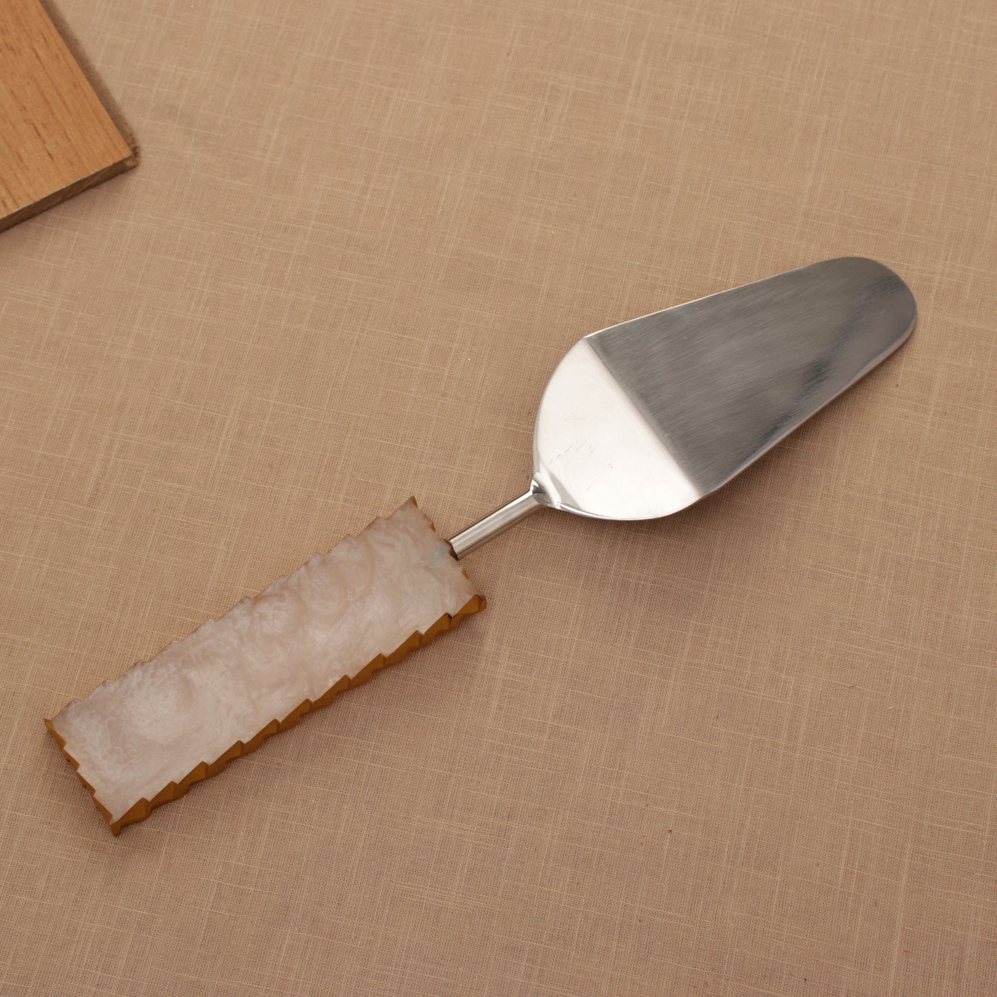 The Harp Shell Cake Stand