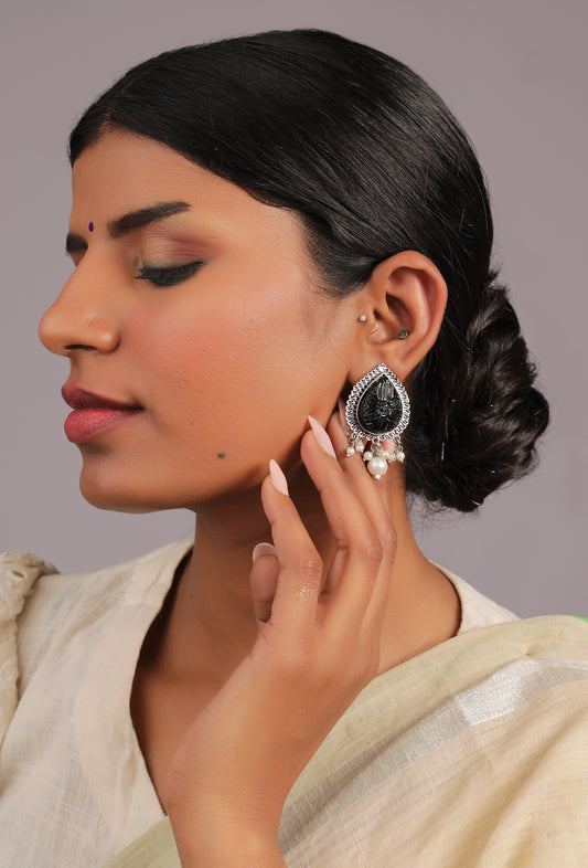 The Carmine Bettle Earrings in Black