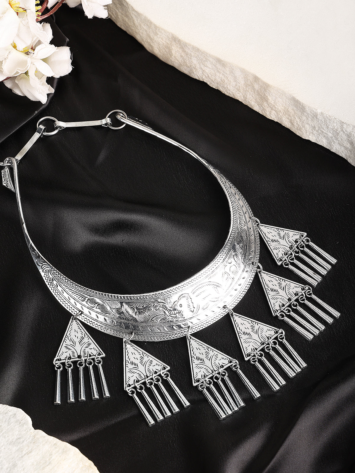 Hasli Necklace with Triangular Trinkets