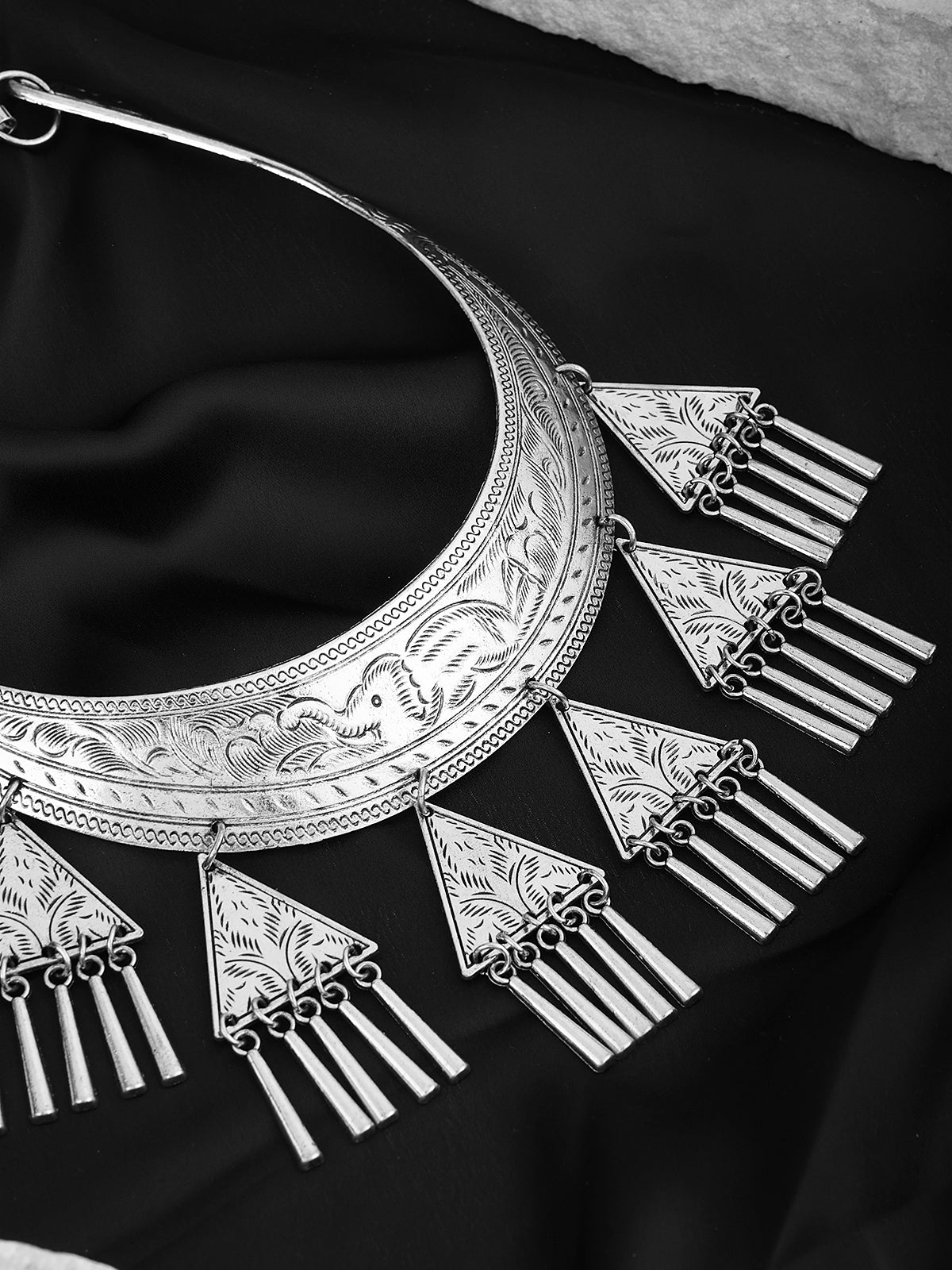 Hasli Necklace with Triangular Trinkets