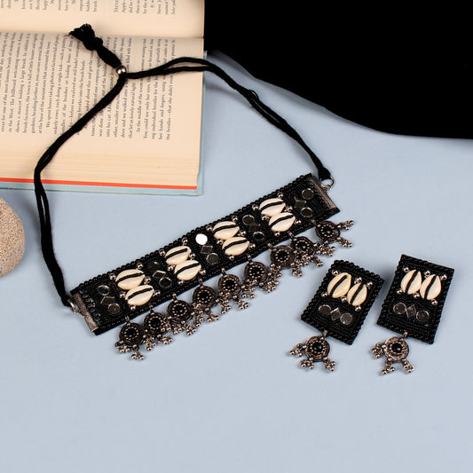 The Knobby Cowrie Choker Set in Black
