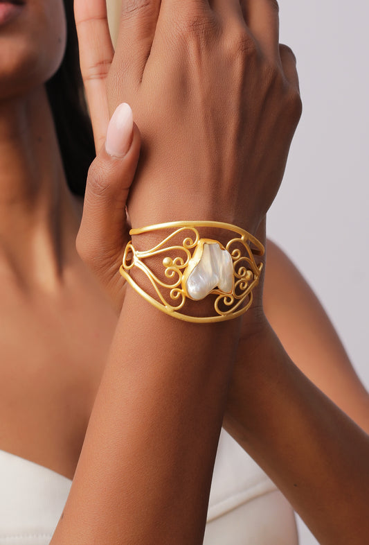 The Elegant Sunon Bangle