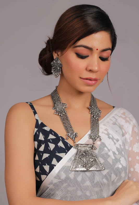 The Gorgeous Fetters Necklace Set with White Stone