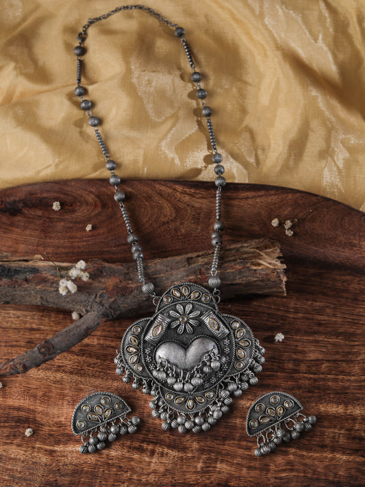 The Gutsy Metallic Trinky Heart Necklace Set in White Stone
