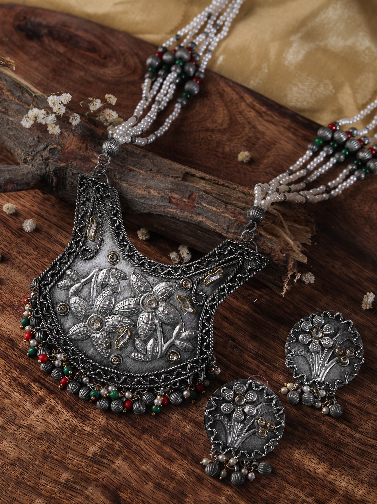 The Dazzled Flower Necklace Set in White Kundan Stone