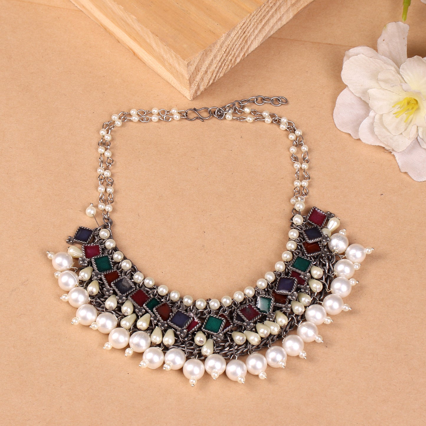 The Caledonia Pearly Necklace