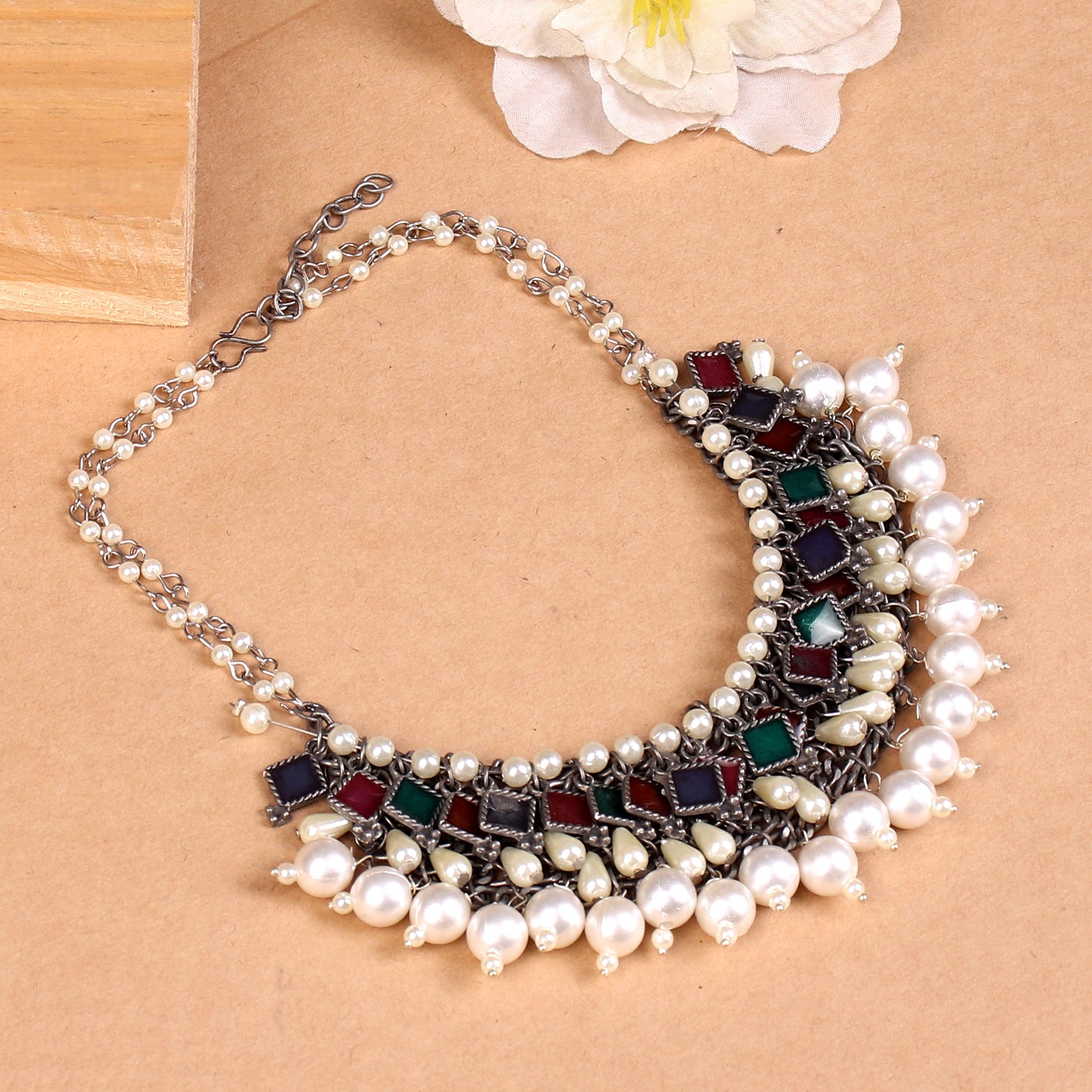 The Caledonia Pearly Necklace